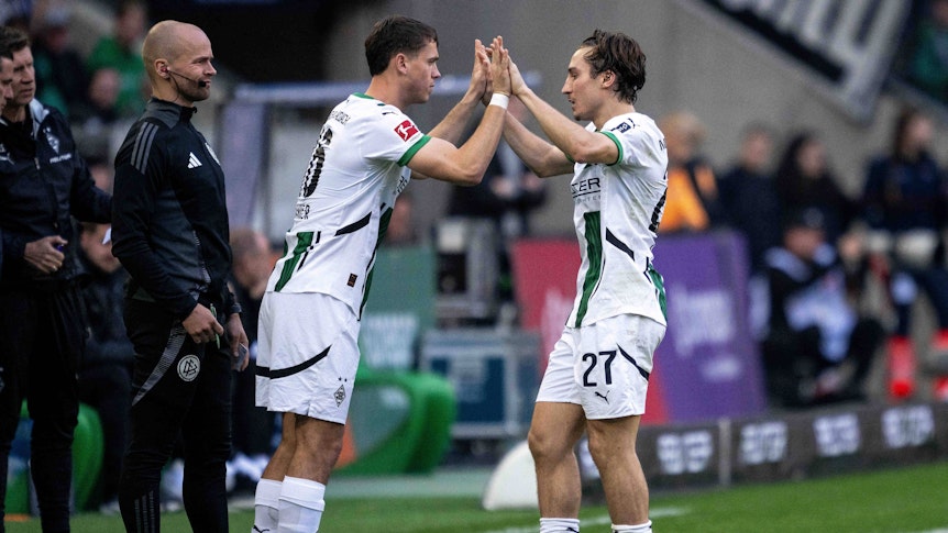 Philipp Sander wird für Rocco Reitz eingewechselt.