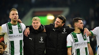 Die Gladbach-Profis stehen vor den Fans.
