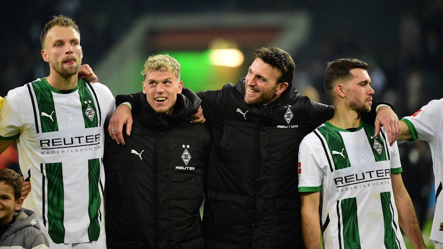 Die Gladbach-Profis stehen vor den Fans.