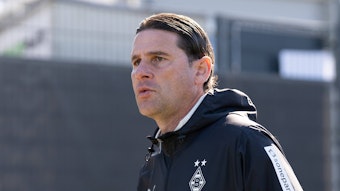 Gerardo Seoane schaut nachdenklich nach vorne.