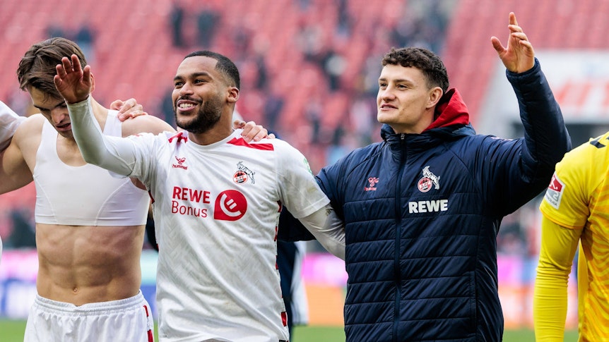 Die Kölnspieler jubeln nach einem Heimsieg.