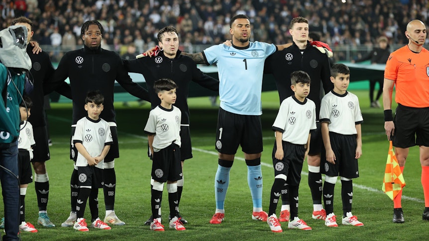 Rocco Reitz und weitere U21-Nationalspieler singen die Hymne.