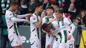 Spieler von Borussia Mönchengladbach jubeln über einen Treffer.
