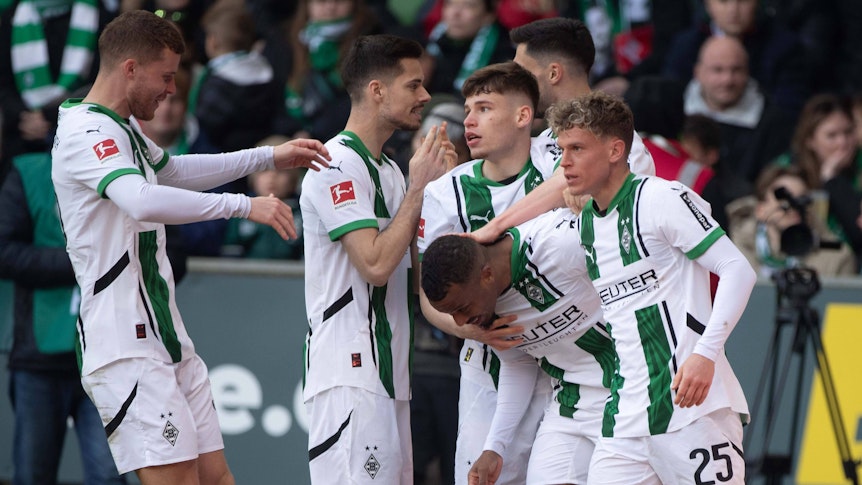 Spieler von Borussia Mönchengladbach jubeln über einen Treffer.