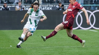 Borussia Mönchengladbachs Rocco Reitz passt den Ball, Leipzigs Nicolas Seiwald will den Versuch blocken.