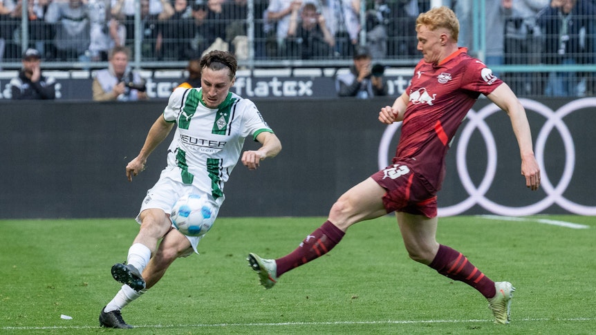 Borussia Mönchengladbachs Rocco Reitz passt den Ball, Leipzigs Nicolas Seiwald will den Versuch blocken.