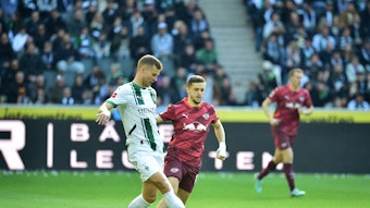Nico Elvedi behauptet den Ball gegen Christoph Baumgartner.