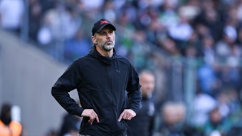 RB Leipzigs Trainer Marco Rose steht beim Bundesliga-Spiel in Mönchengladbach an der Seitenlinie und stemmt die Arme in die Hüfte.