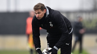 Oliver Kirch hält einen Ball in der Hand.