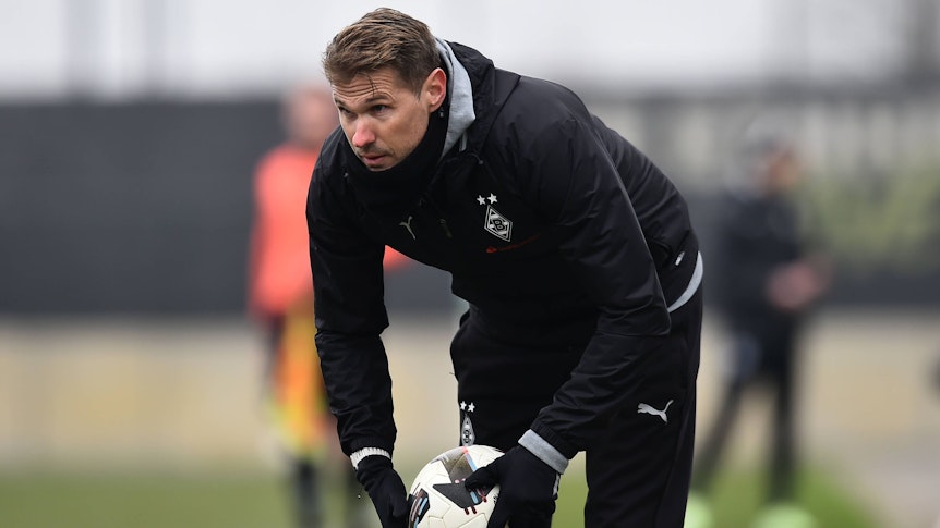Oliver Kirch hält einen Ball in der Hand.