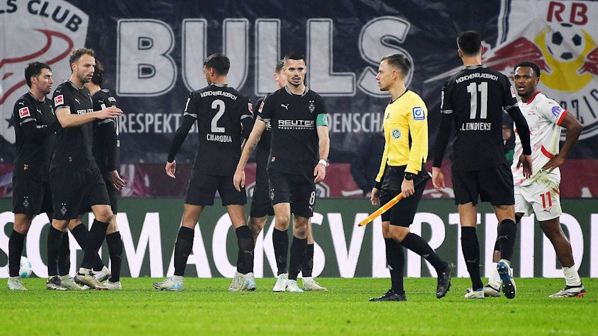 Spieler von Borussia Mönchengladbach beim Auswärtsspiel gegen RB Leipzig.