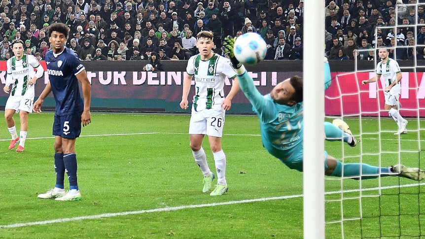 Bochums Bernardo und Gladbachs Lukas Ullrich schauen einem Schuss hinterher. Torwart Patrick Drewes kommt nicht dran.