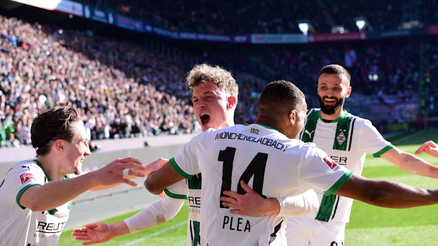 Robin Hack und Alassane Plea jubeln mit ihren Mitspielern.