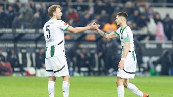 Marvin Friedrich und Julian Weigl klatschen sich ab.