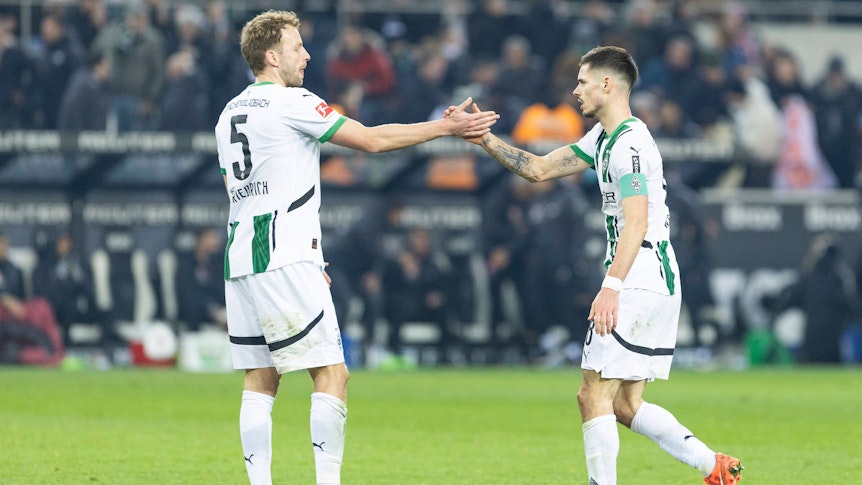 Marvin Friedrich und Julian Weigl klatschen sich ab.