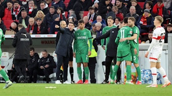 Fabio Chiarodia steht zur Einwechslung neben Coach Seoane.