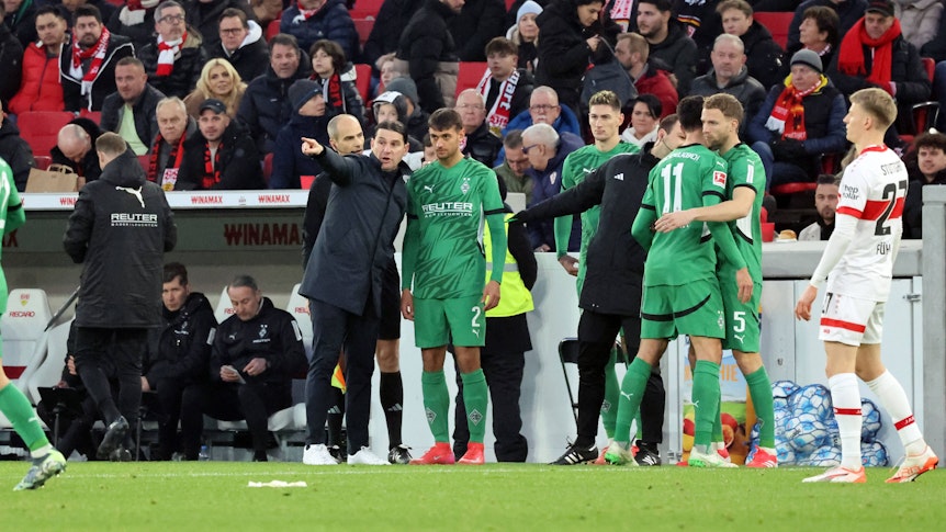 Fabio Chiarodia steht zur Einwechslung neben Coach Seoane.