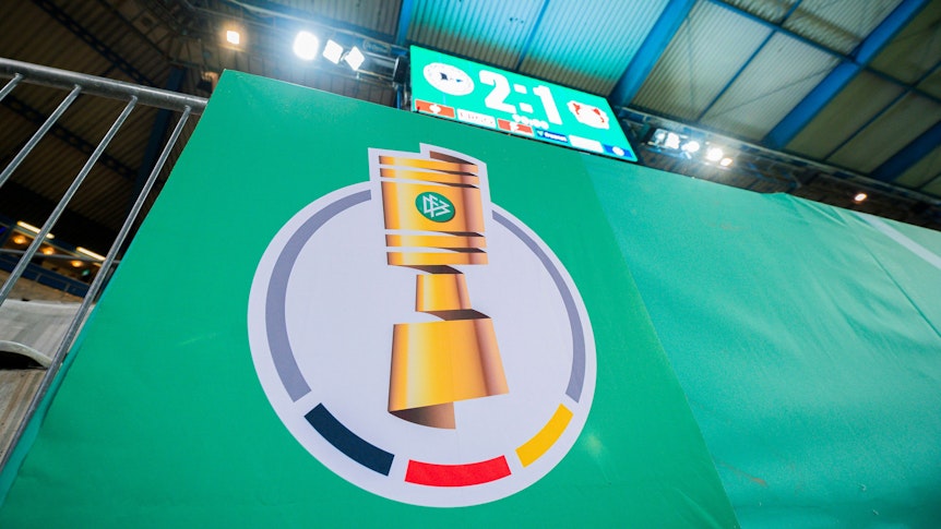 Ein Banner des DFB-Pokals in Bielefeld. Oben ist die Anzeigetafel zu sehen, Bielefeld hat 2:1 gewonnen.