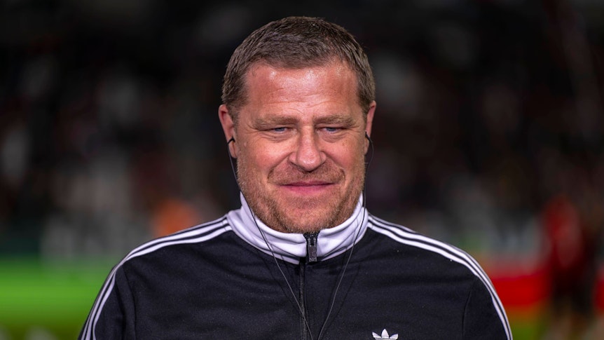 Max Eberl vor einem Bundesliga-Spiel im Interview.