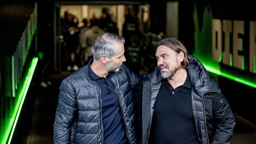 Marco Rose und Daniel Farke unterhalten sich im Spielertunnel im Borussia-Park.