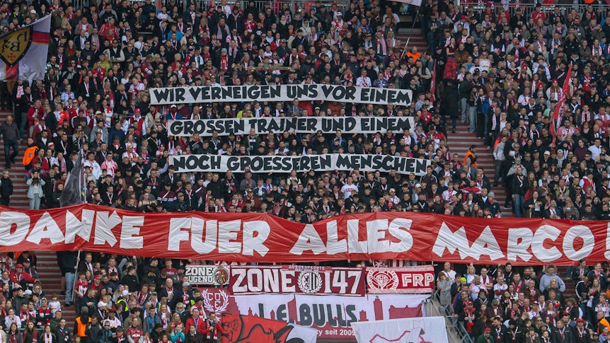 Ein Spruchband mit der Aufschrift "Danke für alles, Marco!“ in der Leipzig-Kurve. Dazu noch ein weiteres: „Wir verneigen uns vor einem großen Trainer und einem noch größeren Menschen.“