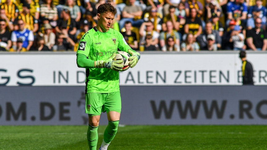 Jan Olschowsky schaut im Aachen-Trikot etwas gequält.