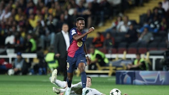 Ansu Fati sprintet mit dem Ball, ein Gegenspieler liegt hinter ihm am Boden.