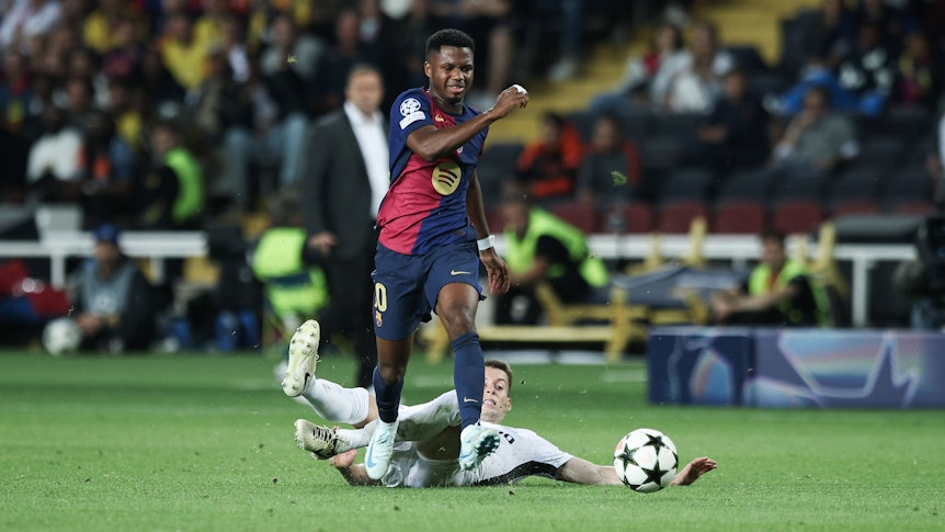 Ansu Fati sprintet mit dem Ball, ein Gegenspieler liegt hinter ihm am Boden.