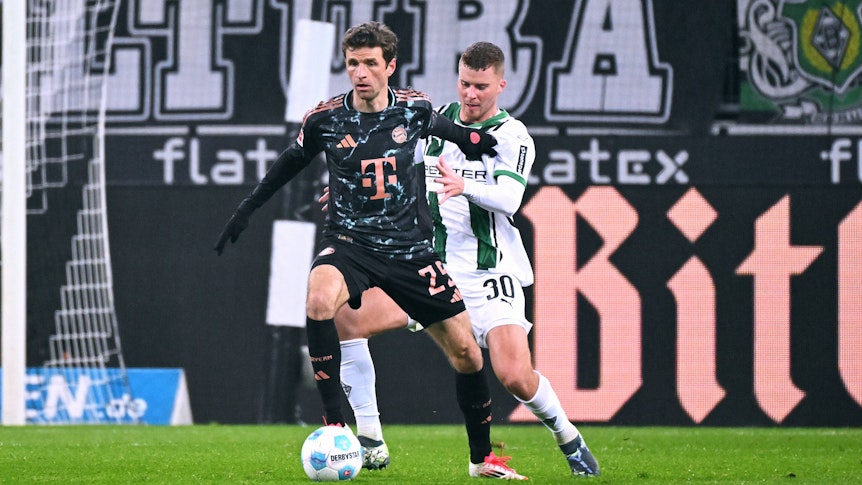 Thomas Müller behauptet den Ball gegen Nico Elvedi.