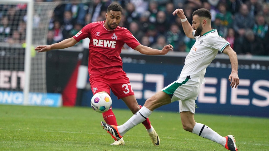 Linton Maina lupft den Ball über Franck Honorats Bein.