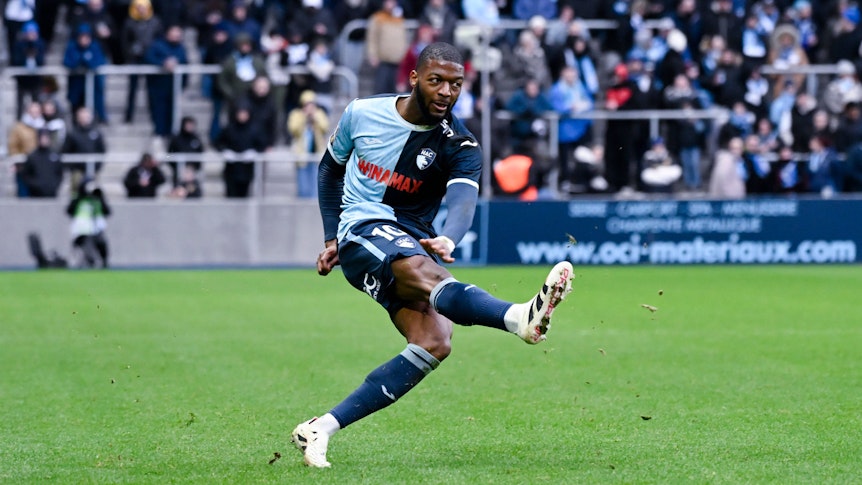 Josué Casimir schlägt einen Ball in den Strafraum.