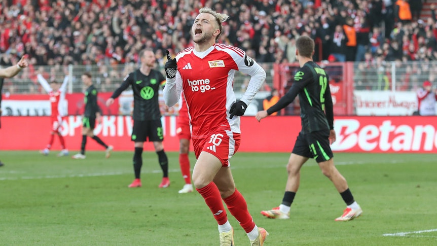Benedict Hollerbach freut sich über ein Union-Tor.