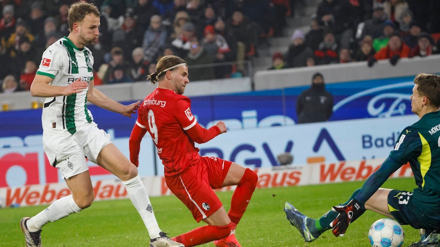 In der Hinrunde am 30. November 2024 hatten die Fohlen wenig gegen Freiburg auszurichten. Hier netzt Lucas Höler zum Endstand von 1:3 ein.