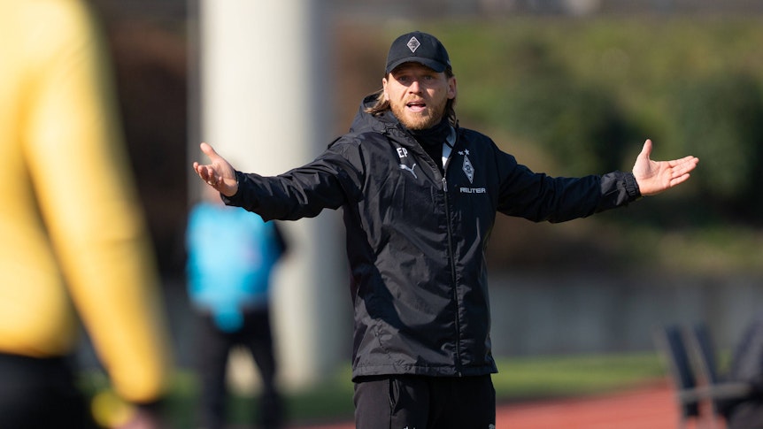 Eugen Polanski streckt die Arme an der Seitenlinie aus.