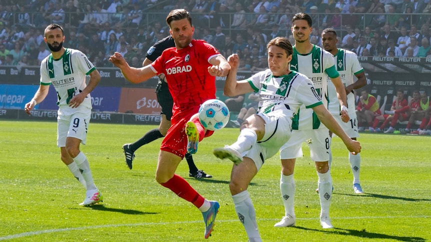 Florian Neuhaus in einem Zweikampf.