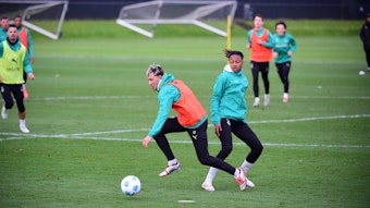 Yvandro Borges Sanches und Noah Pesch im Gladbach-Training.