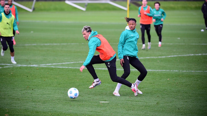 Yvandro Borges Sanches und Noah Pesch im Gladbach-Training.