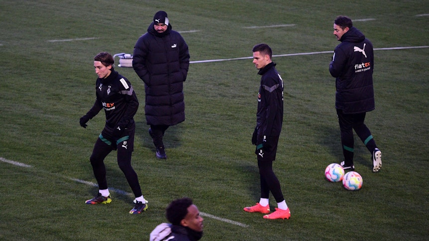 Daniel Farke schaut den Gladbach-Spielern beim Training zu.