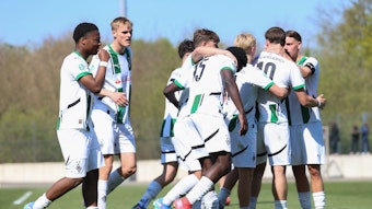 Die U19-Spieler von Gladbach bilden eine Jubeltraube.
