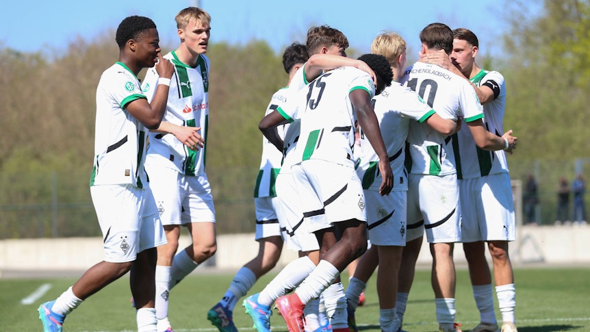 Die U19-Spieler von Gladbach bilden eine Jubeltraube.