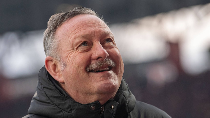 Roland Virkus lächelt bei einem Spiel von Borussia Mönchengladbach.