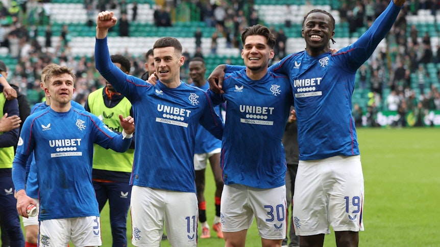 Spieler der Glasgow Rangers jubeln über einen Sieg.