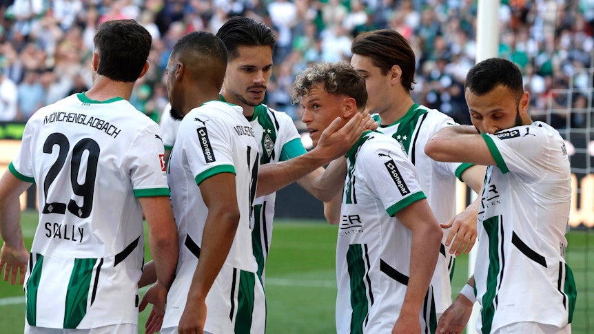 Spieler von Borussia Mönchengladbach bejubeln einen Treffer.