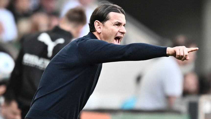 Gerardo Seoane gestikuliert mit der Hand.
