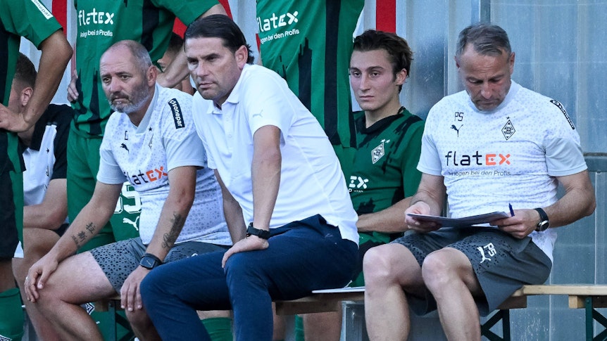 Das Trainer-Team von Borussia Mönchengladbach während eines Testspiels.