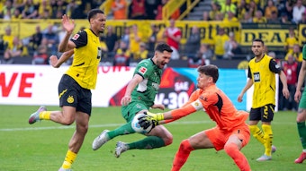 Tim Kleindienst im Zweikampf.
