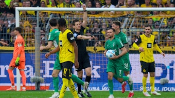 Kevin Stöger bekommt eine Gelbe Karte.