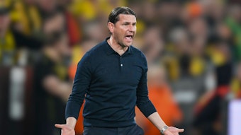 Gerardo Seoane gestikuliert an der Seitenlinie.