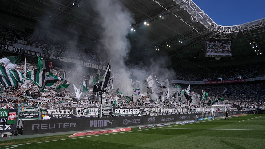 Fans von Borussia Mönchengladbach in der Nordkurve.