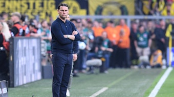 Gerardo Seoane steht mit verschränkten Armen an der Seitenlinie.
